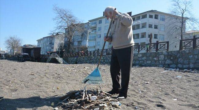 Sahillerdeki atıkları temizleyen emekli öğretmen duyarlılık örneği sergiliyor