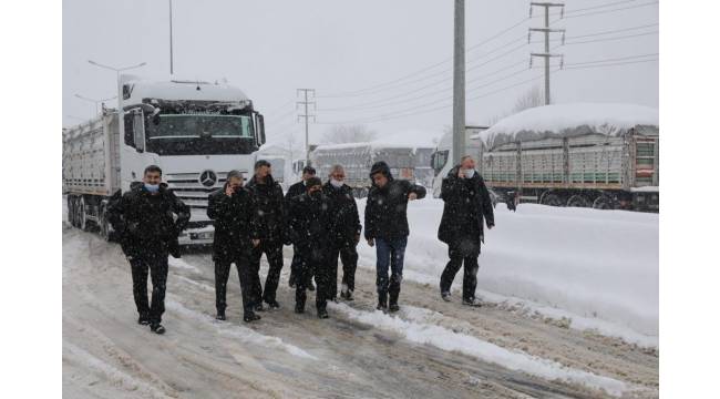 Vali Cevdet Atay, kar yağışı nedeniyle mahsur kalan sürücü ve yolculara geçmiş olsun dileklerinde bulundu.