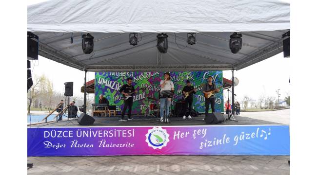 Düzce Üniversitesi Öğrencileri Müzik Durağı Konserleri ile İlkbahara Merhaba Dedi