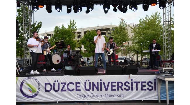 DÜFest 2022 ile Düzce Üniversitesi Öğrencileri Baharın Coşkusunu Doyasıya Yaşadı