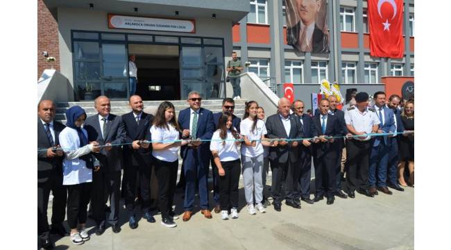 “Akçakoca Orhan Özdemir Fen Lisesi” açılışı ve “350 kişilik Konferans Salonu, Kapalı Spor Salonu ve Kütüphane” binası temel atma töreni gerçekleştirildi.