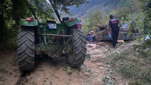 İşçileri taşıyan traktör devrildi