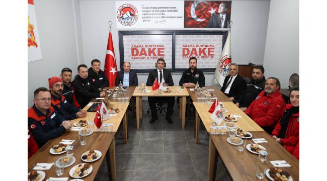 Vali Selçuk Aslan; iftar sonrası Düzce Arama Kurtarma Derneği (DAKE)'ni ziyaret etti.