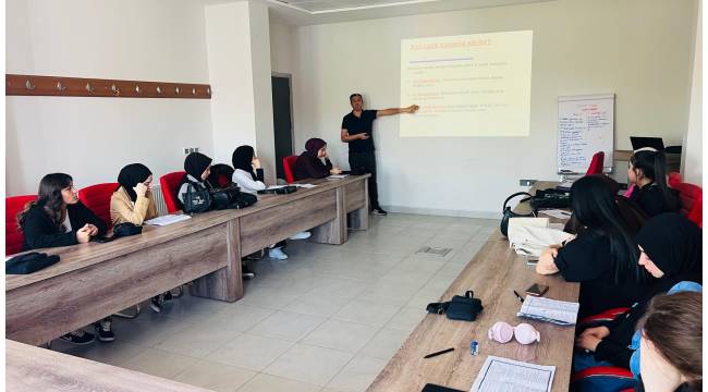 Düzce Üniversitesi Acil ve Afet Yönetimi Önlisans Öğrencilerine Yönelik Temel İlk Yardım Eğitimi Düzenlendi.