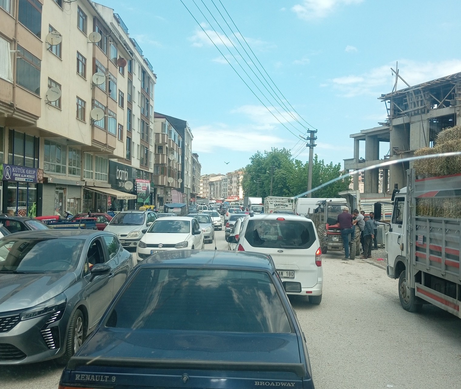 Akçakoca'da Pazaryeri Trafiği Vatandaşı Çileden Çıkardı: “Zabıta Göreve!”