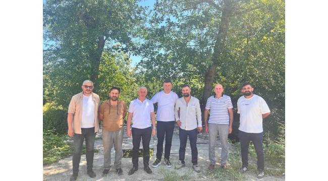 AK Parti Akçakoca İlçe Başkanı Burhan İşleyen ve Ekibi, Haciz Deresi’ndeki Beton Duvar Çalışmasını İnceledi