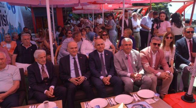 Ceneviz Kale Plajı’nda Mavi Bayrak Yeniden Dalgalanıyor!