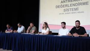 İl Spor Müdürü İsa Yazıcı Başkanlığında Antrenör Değerlendirme Toplantısı Gerçekleştirildi