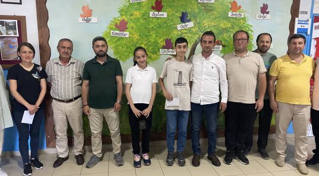 Siyer-i Nebi Yarışmasında Başarılı Olan Öğrenciler Ödüllerini Aldı