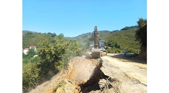 Akçakoca Deredibi Köyü'nde Heyelan Müdahalesi Sürüyor