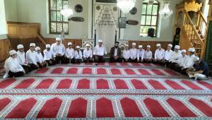 Dernek Başkanı Hüseyin Denizgez, Darul Erkam Kur’an Kursu’nda eğitim gören hafızlara ve hocalarına katkılarından dolayı teşekkür etti.