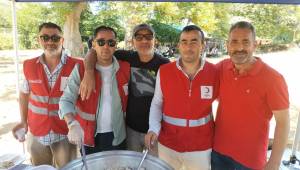 Dernek Başkanı Hüseyin Denizgez, Kızılay Akçakoca Şubesi’ne katkılarından dolayı teşekkür etti.