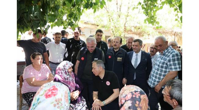 İçişleri Bakanı Ali Yerlikaya, İzmir’deki Orman Yangınlarını Ziyaret Etti