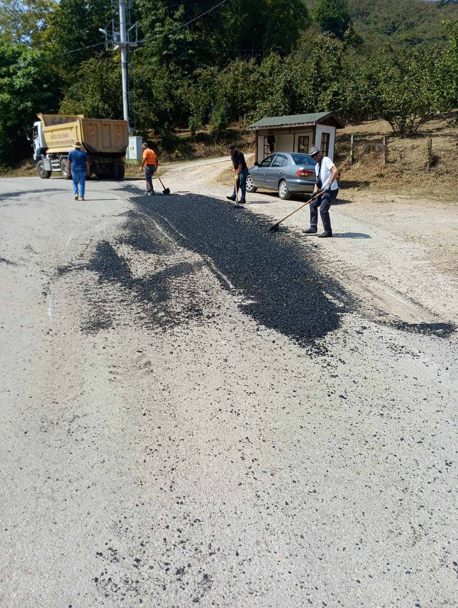 Arabacı Köyü Yolu'nda Asfalt Yama ve Onarım Çalışmaları Başladı