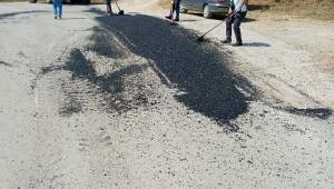 Arabacı Köyü Yolu'nda Asfalt Yama ve Onarım Çalışmaları Başladı