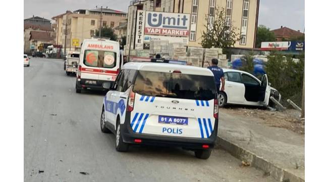 Akçakoca Ümran Boru Kavşağı’nda Kaza: Otomobil Bahçeye Girdi