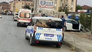Akçakoca Ümran Boru Kavşağı’nda Kaza: Otomobil Bahçeye Girdi