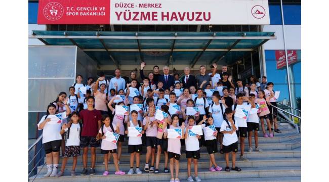 Düzce’de Roman Mahallelerindeki Çocuklara Yönelik Yüzme Kursları Tamamlandı