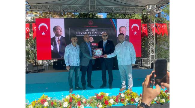 MÜSİAD Başkanı Burhan Özdemir’e Eğitime Katkı Plaketi