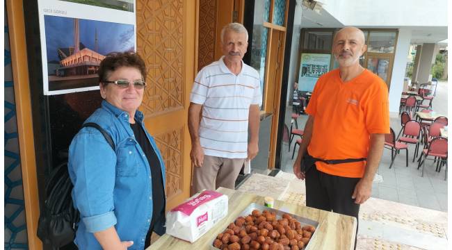 Şengül Çetinbaş, Annesinin Hayrına Tatlı Dağıttı