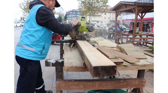 Akçakoca’da Kent Mobilyalarına Bakım ve Onarım Çalışması Başladı