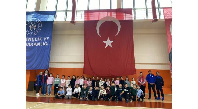 GSB Akçakoca Gençlik Merkezi’nden Dünya Kız Çocukları Günü’ne Özel Etkinlik