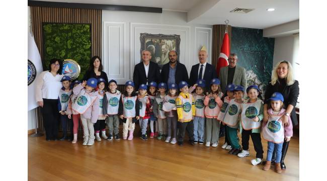 Minik Öğrencilerden Akçakoca Belediyesi’ne Neşeli Ziyaret