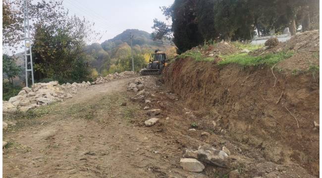 Akçakoca Esmahanım Köyü’nde Mezarlık İstinat Duvarı Çalışmaları Sürüyor