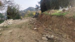 Akçakoca Esmahanım Köyü’nde Mezarlık İstinat Duvarı Çalışmaları Sürüyor