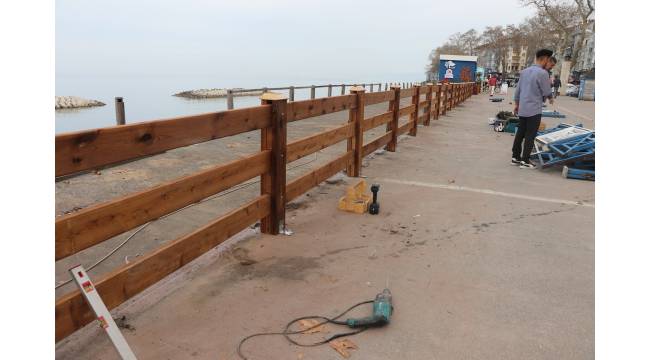 AKÇAKOCA SAHİLİ YENİDEN DOĞUYOR: KORKULUKLAR YENİLENİYOR, SAHİL ŞERİDİ BAŞTAN AŞAĞI DÜZENLENİYOR