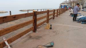 AKÇAKOCA SAHİLİ YENİDEN DOĞUYOR: KORKULUKLAR YENİLENİYOR, SAHİL ŞERİDİ BAŞTAN AŞAĞI DÜZENLENİYOR