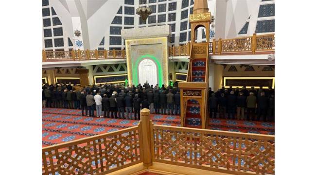 Cuma Gecesi Aileler Camide Buluştu: Akçakoca Merkez Camii’nde Yoğun İlgi
