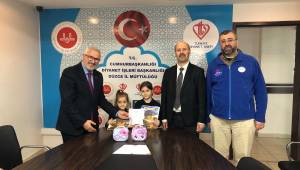 Düzce’de Minik Kardeşlerden Gazze’ye Büyük Destek: Harçlıklarını İhtiyaç Sahiplerine Bağışladılar