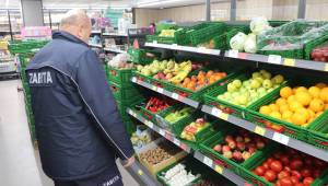 Akçakoca’da Zabıta Ekiplerinden Marketlerde Sıkı Denetim