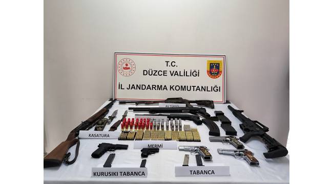 Düzce’de Bir Haftada 141 Olay: Aranan 25 Kişi Yakalandı, Çok Sayıda Silah ve Uyuşturucu Ele Geçirildi