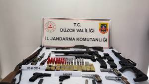 Düzce’de Bir Haftada 141 Olay: Aranan 25 Kişi Yakalandı, Çok Sayıda Silah ve Uyuşturucu Ele Geçirildi