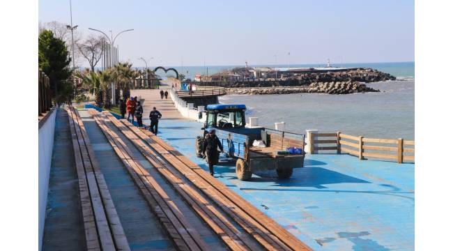 Başkan Fikret Albayrak: “Merkez Çarşı’daki Amfi Bankları Yeniledik”