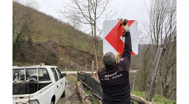 Çilimli ve Akçakoca Grup Yolunda Trafik Levhası Çalışmaları Sürüyor