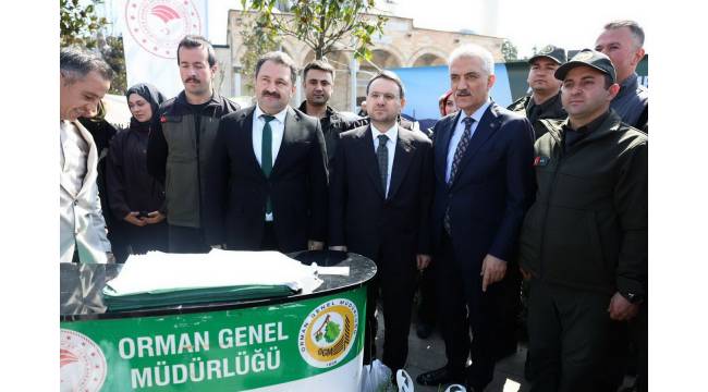 Adalet Bakanı Akın Gürlek Düzce’de vatandaşlara fidan dağıttı.