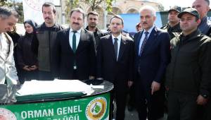 Adalet Bakanı Akın Gürlek Düzce’de vatandaşlara fidan dağıttı.