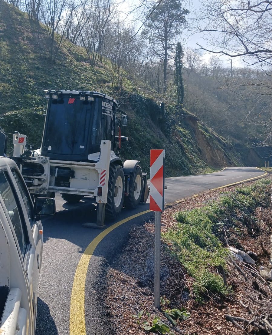 Akçakoca Deredibi Köyü’nde Trafik Levhaları Yenileniyor