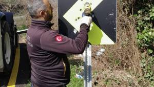 Akçakoca Deredibi Köyü’nde Trafik Levhaları Yenileniyor