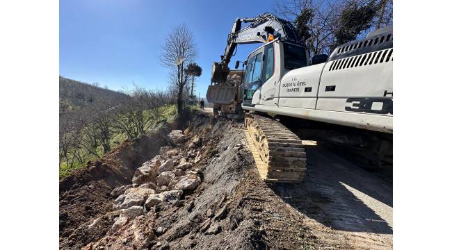 Akçakoca Tahirli–Kalkın Köyü Grup Yolunda Heyelan Bölgesinde Çalışmalar Başladı