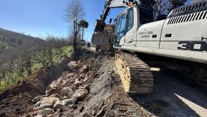 Akçakoca Tahirli–Kalkın Köyü Grup Yolunda Heyelan Bölgesinde Çalışmalar Başladı