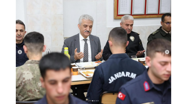 Düzce’de Anlamlı İftar: Vali Makas Mehmetçiklerle Bir Araya Geldi