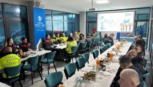 Düzce İl Müftülüğü ve Türkiye Diyanet Vakfı’ndan Anlamlı İftar: Emniyet Teşkilatıyla Şehitler İçin Dualar Edildi