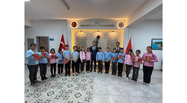 Akçakoca’da 23 Nisan coşkusu, anlamlı bir ziyaretle taçlandı.