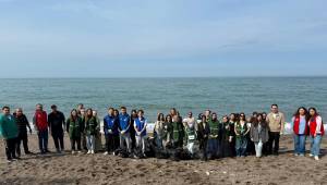 Akçakoca Sahilinde Anlamlı Temizlik Etkinliği