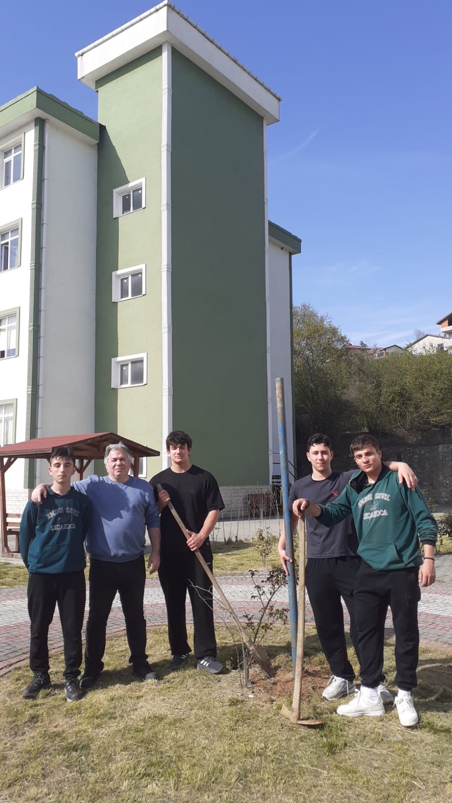 Öğrencilerden Yeşil Dokunuş: Fidan Dikimi ve Çevre Düzenleme