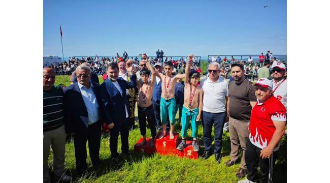 Balatlı Köyü’nde Bayram Coşkusu Geleneksel Karakucak Güreşleriyle Taçlandı